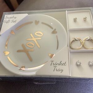 XOXO Gold and White Earrings with Trinket Tray